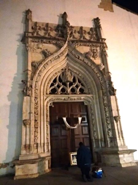 Peregrino sem-abrigo reza e deita-se em frente à igreja seem abrigo 430168 5496485646891483136 o 1