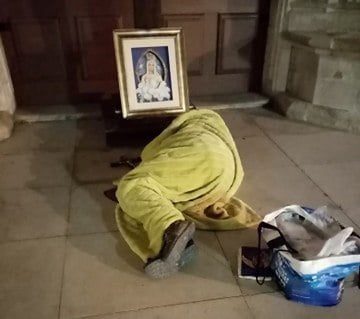 Peregrino sem-abrigo reza e deita-se em frente à igreja sem abrigo 045155726085062656 n 1