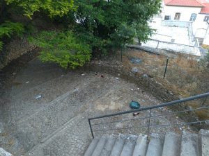 Tomarenses indignados com lixo à volta do castelo lixo calcada 2724 5306320675947355507 o