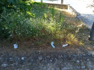 Tomarenses indignados com lixo à volta do castelo lixo calcada 32943 547925322621942587 o