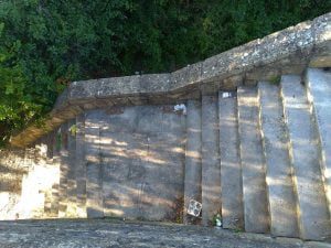 Tomarenses indignados com lixo à volta do castelo lixo calcada 3 1578594912093833090 o