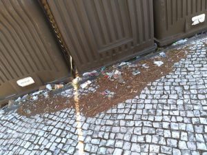 Tomarenses indignados com lixo à volta do castelo lixo calcada 92782 2653691330959520386 o