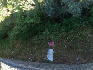 Tomarenses indignados com lixo à volta do castelo lixo calcada 94 9106782228146031163 o
