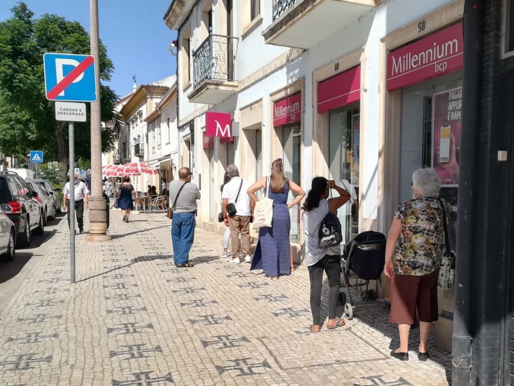 As filas nos serviços públicos e a falta de condições para quem espera IMG 20200708 102942