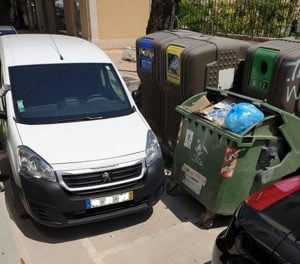 Recolha de lixo dificultada por viaturas mal estacionadas lixo 502194329041295229 n