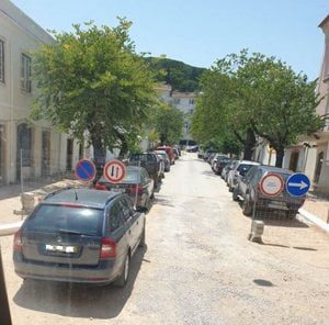 Recolha de lixo dificultada por viaturas mal estacionadas lixo 5467 9170122159607692995 n