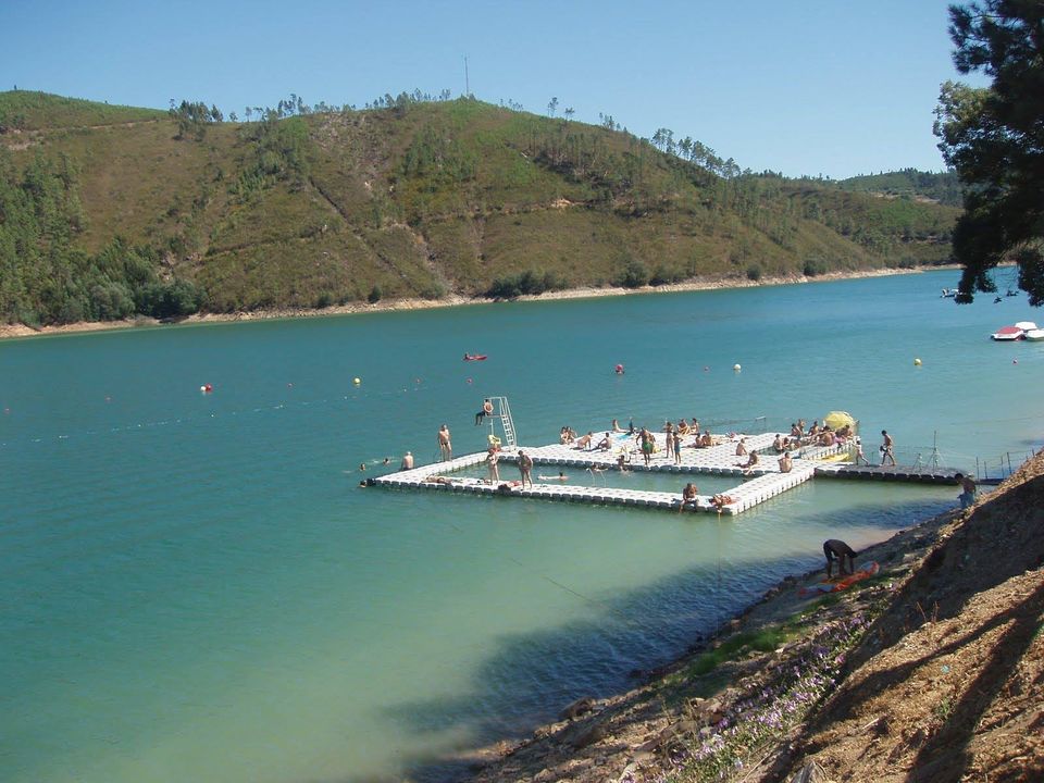 Colisão entre barcos provoca cinco feridos na Albufeira de Castelo do Bode lago azul 4734052914082884480 o