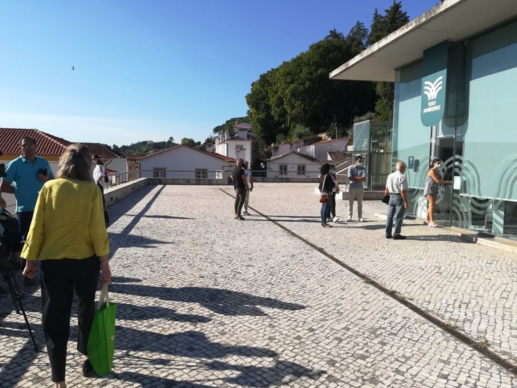Consumidores sofrem ao sol para serem atendidos na Tejo Ambiente tejo ambiente IMG 20200826 093951