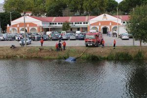 Carro foi parar ao rio Nabão (c/ fotos e vídeo) IMG 3666