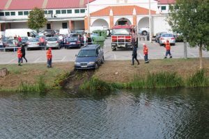 Carro foi parar ao rio Nabão (c/ fotos e vídeo) IMG 3677