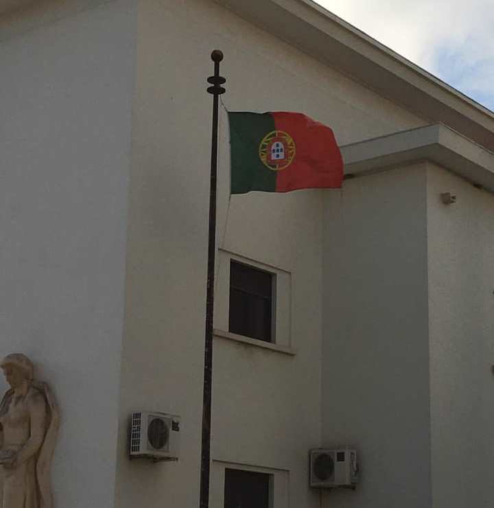 Bandeira de Portugal hasteada ao contrário no tribunal de Santarém apanhado 859 4722683540807756191 n