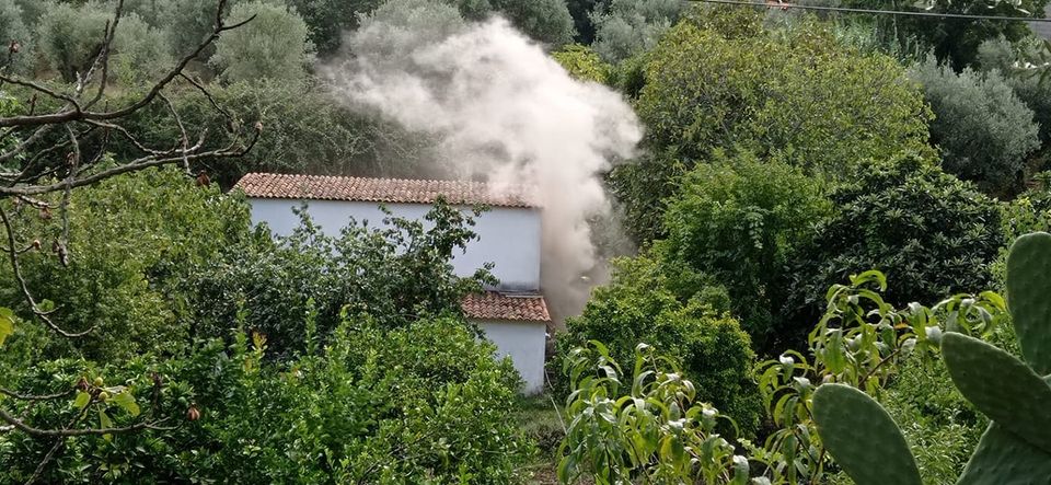 Bombeiros combatem incêndio em anexo de habitação (c/ fotos) incend 2 808013458488184878 n