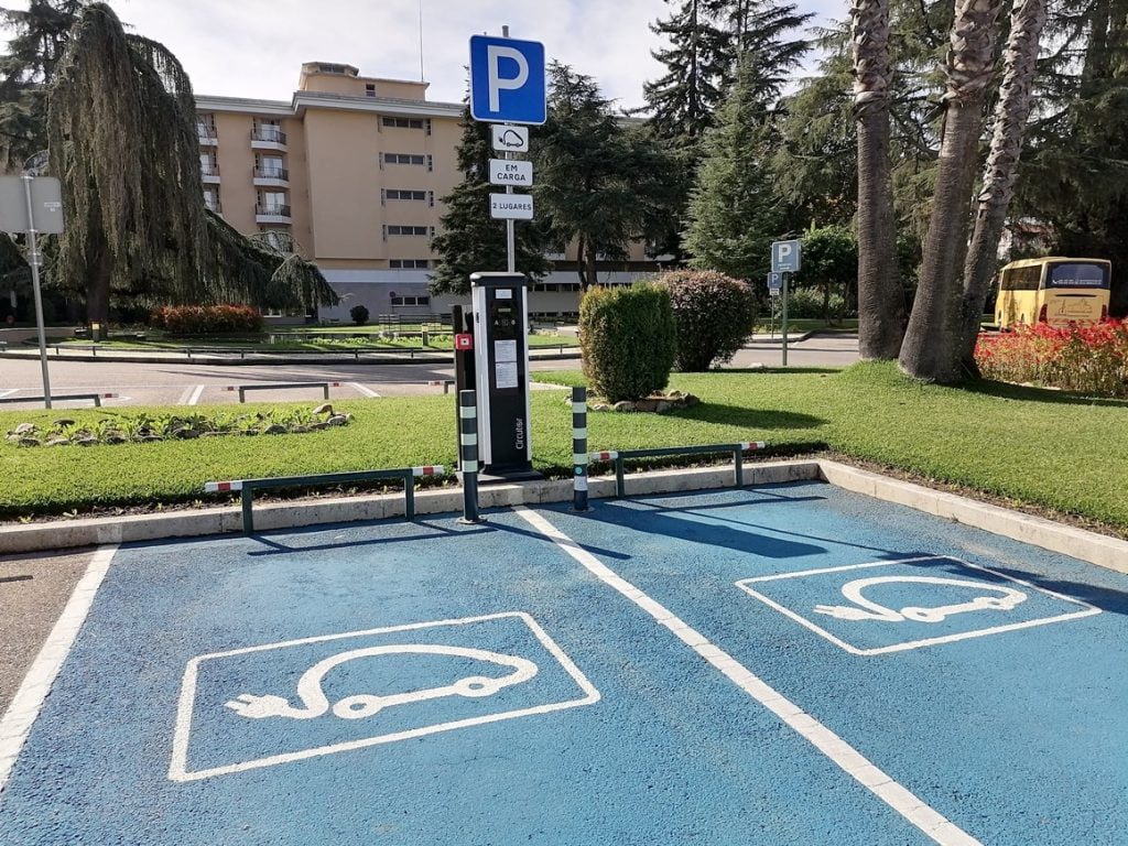 Carros elétricos já se podem “abastecer” no hotel dos Templários posto carregamento veiculos eletricos IMG 20201031 113954