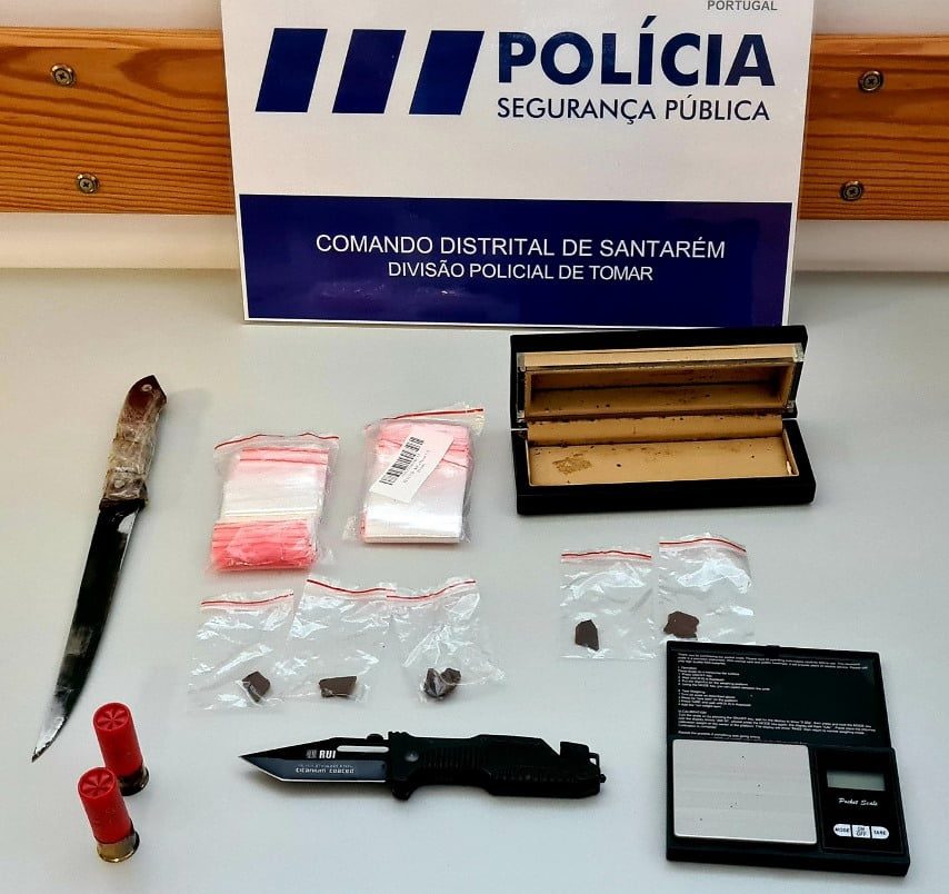 Jovem detido por violência doméstica e com arma proibida psp 63082364 8069244252849203718 o