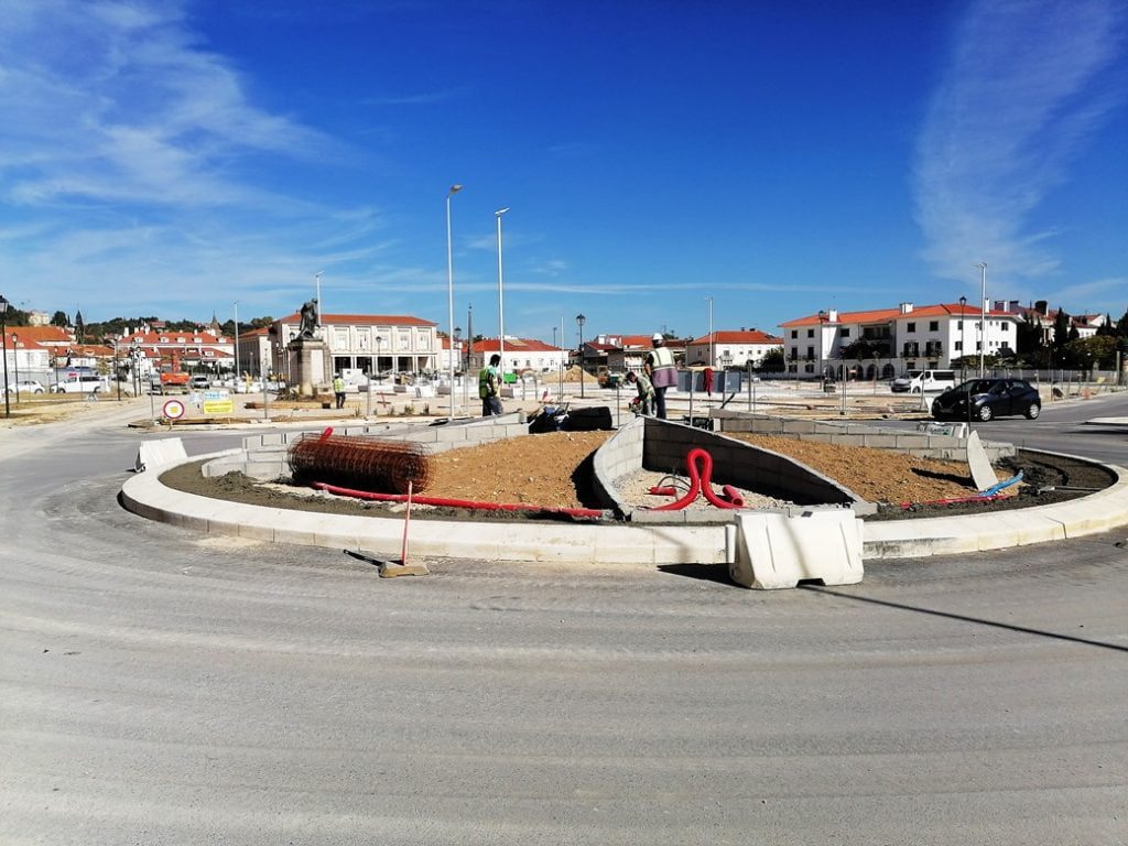 Obras de arranjo da nova rotunda em frente à estação já começaram rotunda estatua IMG 20201016 112316