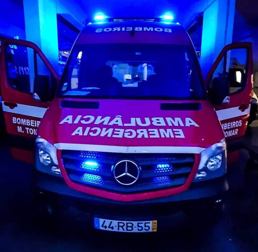 Ciclista atropela idosa no centro histórico de Tomar ambulancia bombeiros 683462 36570614245444 o