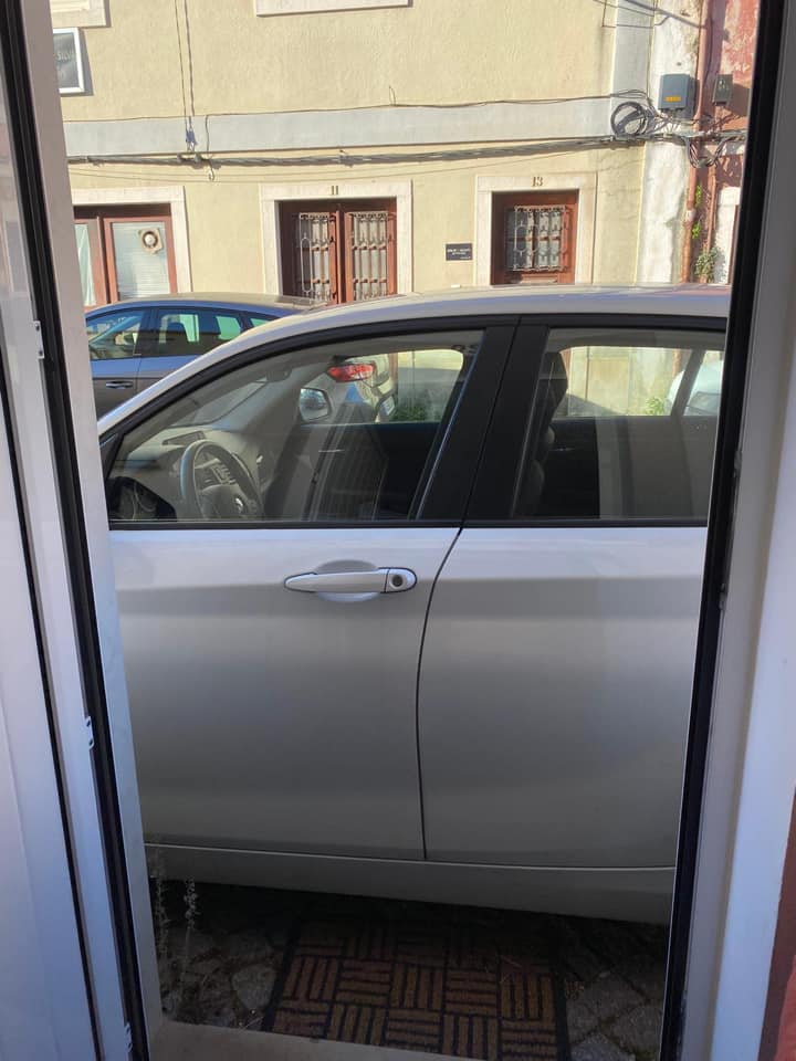 E quando estacionam um carro a trancar a sua porta? insolito 59834 3899472962008553555 n