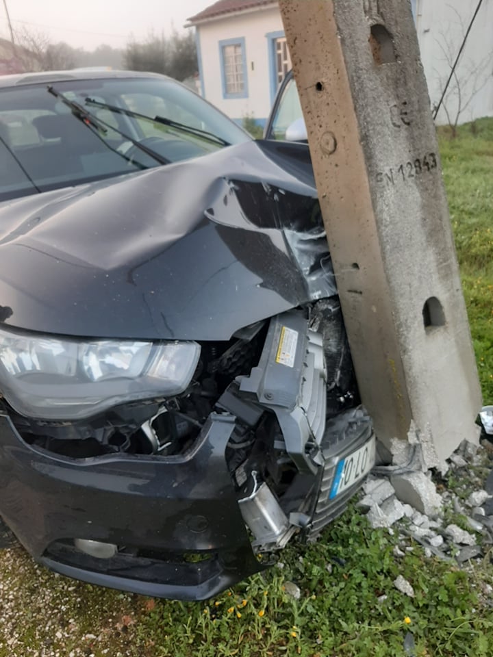 Colisão com poste provoca ferido ligeiro acid 4610937 7286124574347837152 n