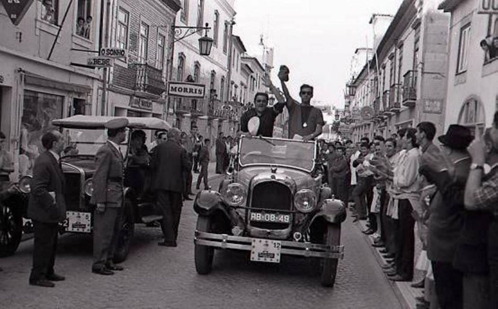 Um encontro de automóveis antigos em Tomar no ano de 1968 acp 429943 4768001089644837445 n