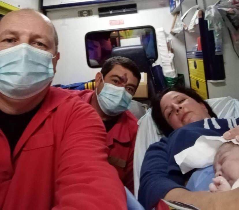 Bebé nasce na ambulância bebe ambul 4213080296312683674 o