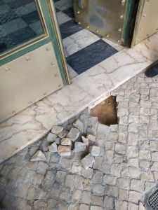 Perigo à porta de casa buracos rua 7333627 4036125479953763663 n