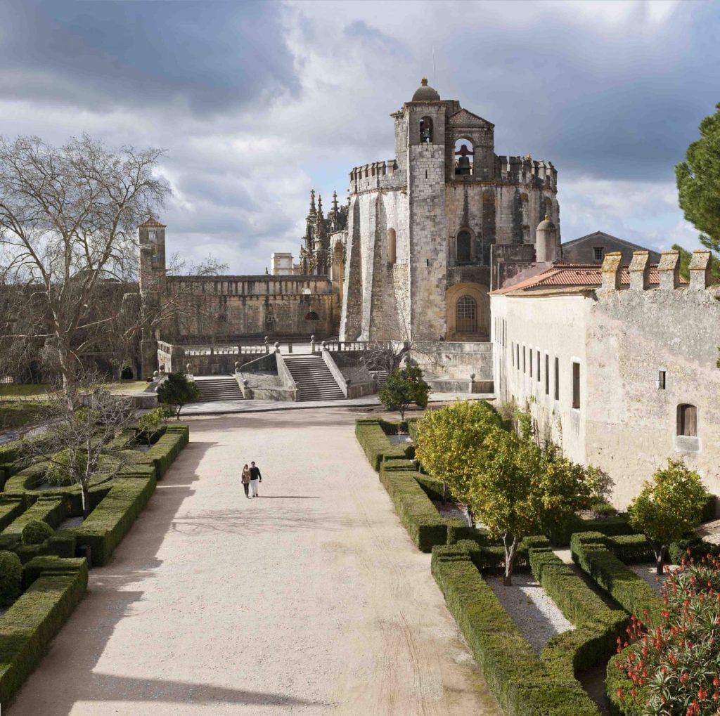 Falha informática deixa entrar centenas sem pagar no Convento de Cristo convento de cristo charola 55897 scaled 1