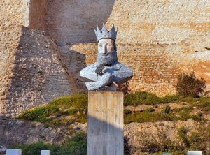 As obras de Cutileiro em Tomar, Torres Novas e na Chamusca cutileiro Estatua de D. Sancho I frente ao Castelo de Torres Novas 1