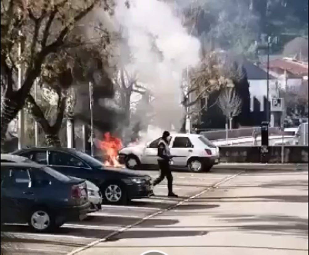 Carro da câmara ardeu (c/ vídeos) incendio carro 169410141167
