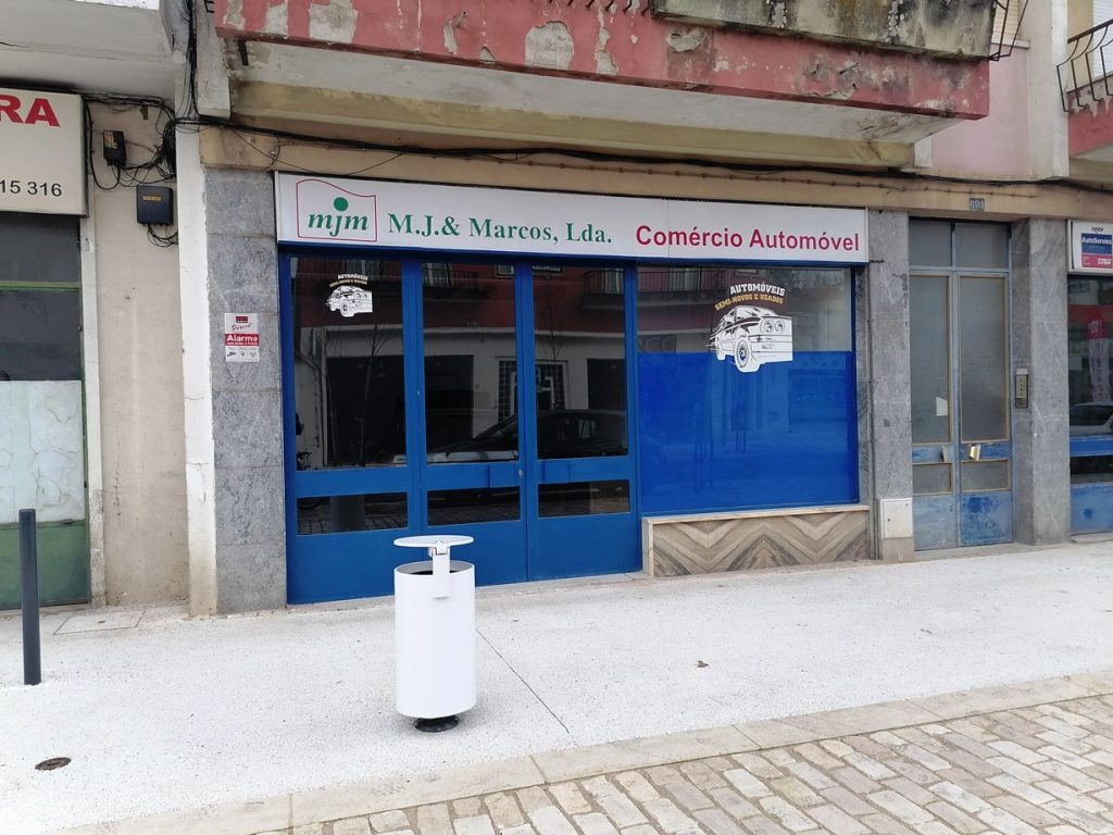 Papeleira colocada em frente a acesso a stand IMG 20210216 082156