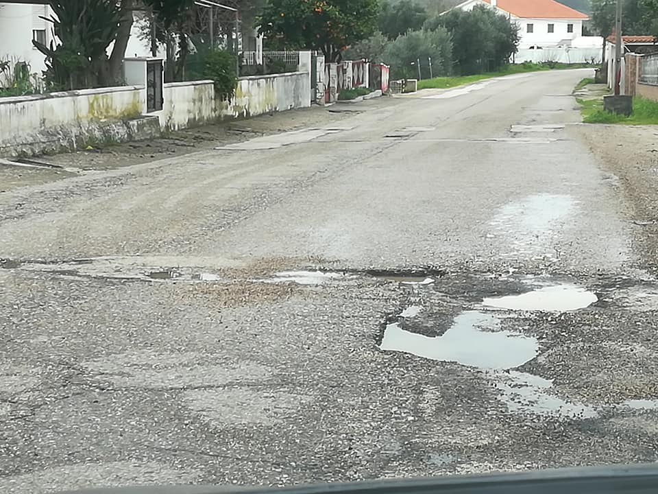 Estrada de Valdonas em péssimo estado e perigosa para peões valdonas 057 2710382077815390997 n