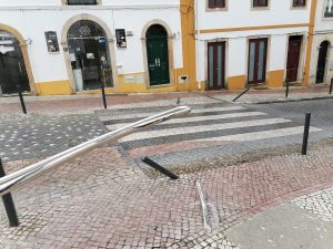 Carro despista-se na av. Marquês de Pombal (c/ vídeo) IMG 20210327 104302