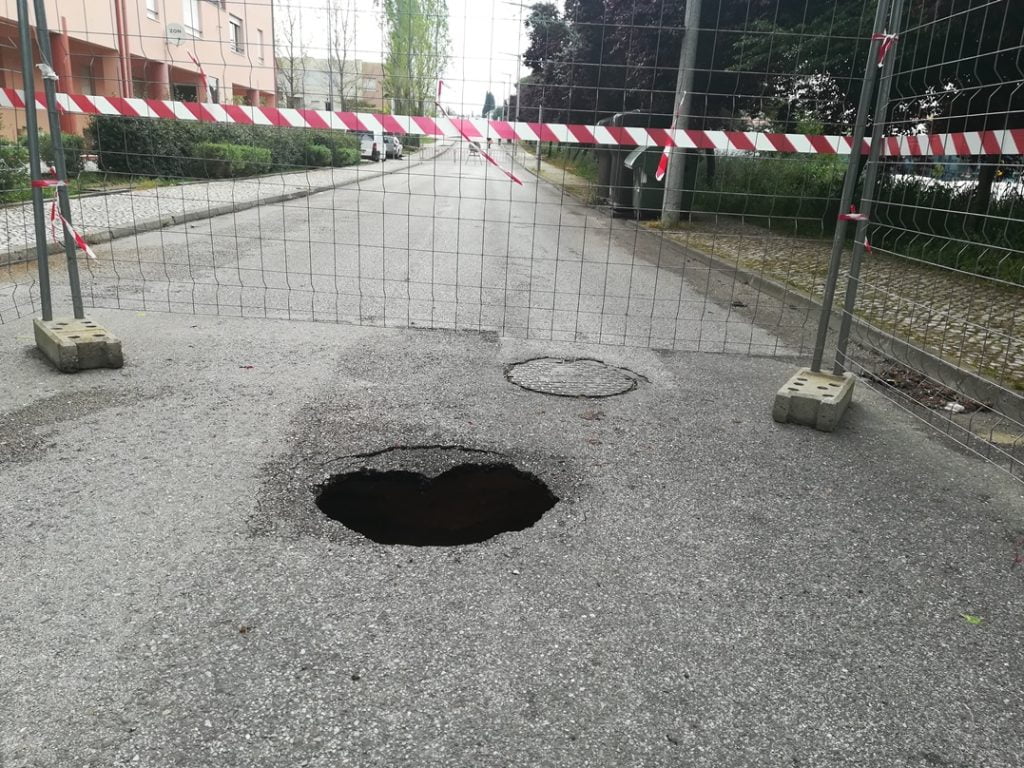 Estrada abate e provoca cratera em Tomar IMG 20210402 085850