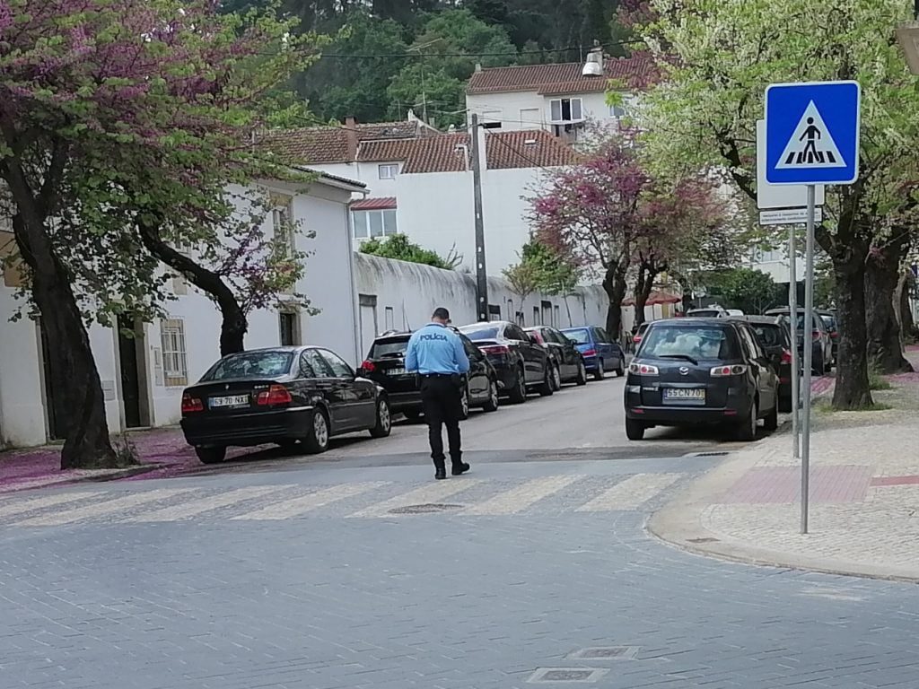 Polícia fiscaliza estacionamento em zona destinada a residentes IMG 20210409 125155