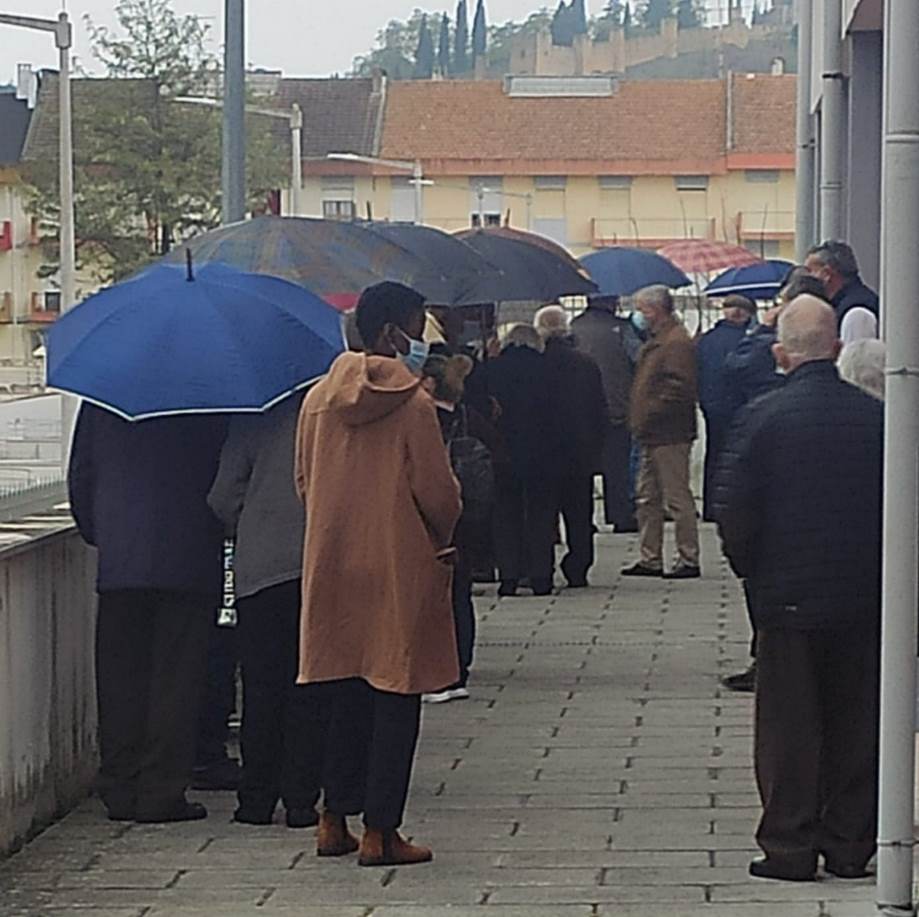 Covid-19: cidadãos esperam à chuva para serem vacinados vacin covid 5007 1893030477480655315 n