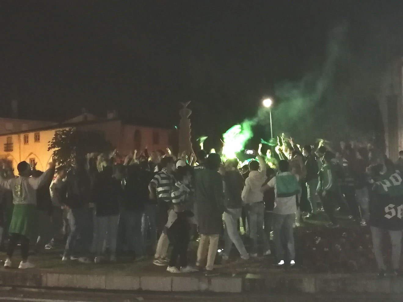 Sportinguistas em festa na rotunda de Tomar (c/ fotos e vídeos) IMG 20210511 230111
