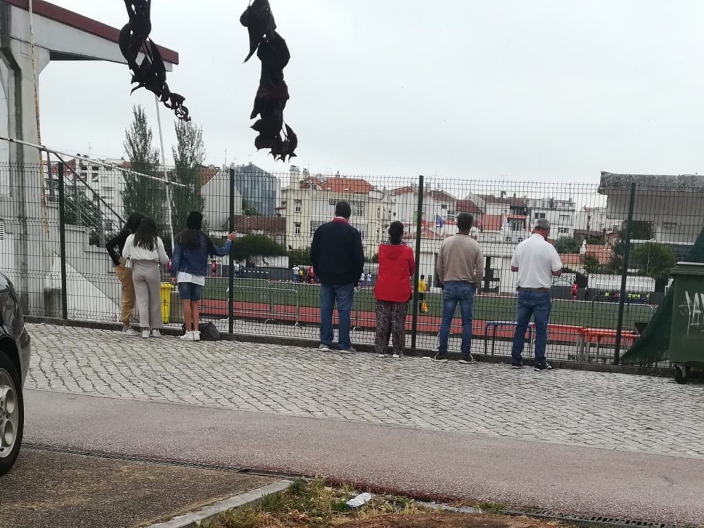 Pais têm de ver o jogo dos filhos do lado de fora do estádio IMG 20210530 091452 1