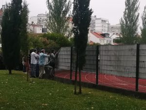 Pais têm de ver o jogo dos filhos do lado de fora do estádio IMG 20210530 092859