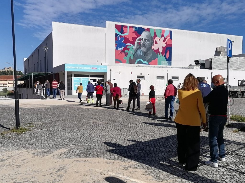 Centro de vacinação não tem livro de reclamações (c/ vídeo) fila covid IMG 20210517 091326