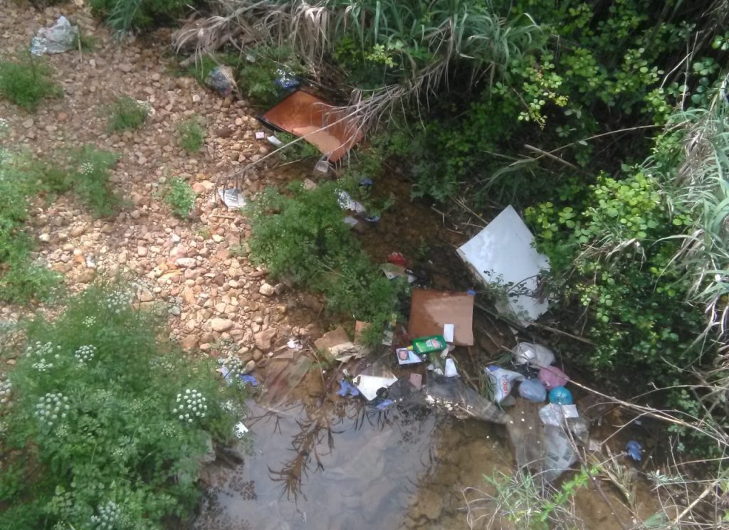 Lixo depositado na ponte de Peniche ponte peniche IMG 20210514 151117