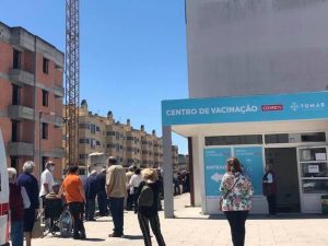 Duas horas à espera ao sol para ser vacinado (c/ fotos) vacina 1763 741045279505556936 n