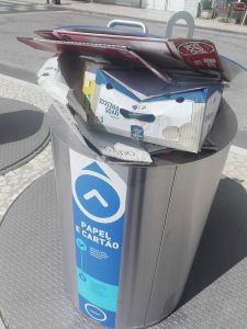 Ninguém despeja os ecopontos junto à Rodoviária ecoponto 484 4305310296886610719 n