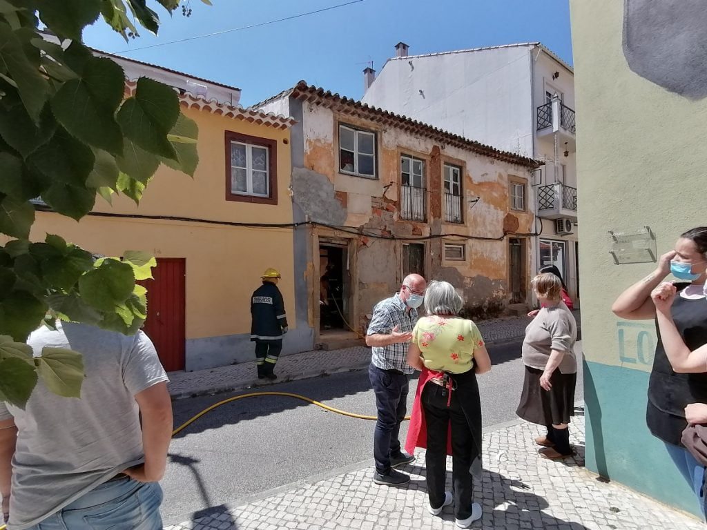 Incêndio em quintal na cidade assustou moradores (c/ vídeo) incendio IMG 20210629 152311