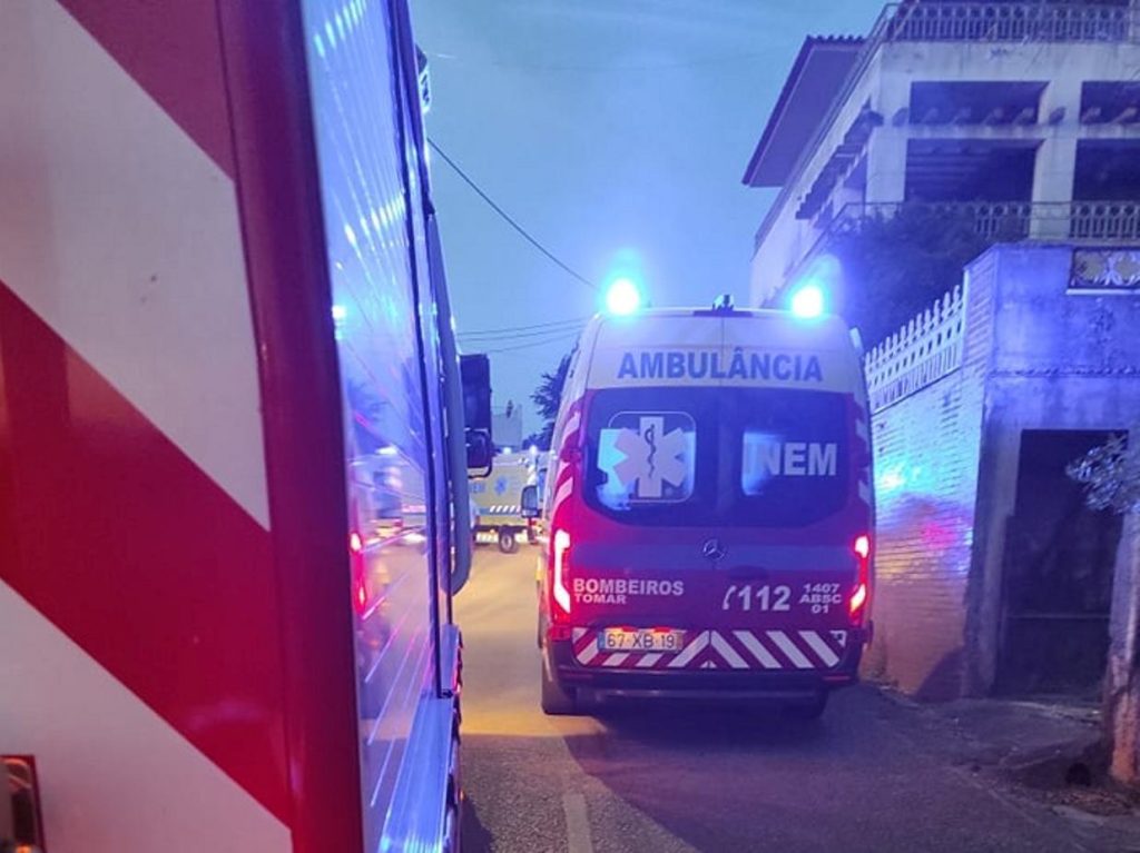 Colisão entre carro e mota provoca um ferido grave acid inem ambulancia 452 3448899366674713283 n