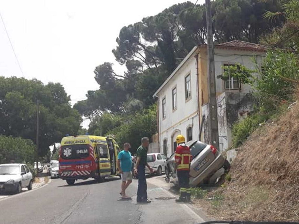 Carro despistou-se em Tomar despi 1974894 2109263256408545457 n