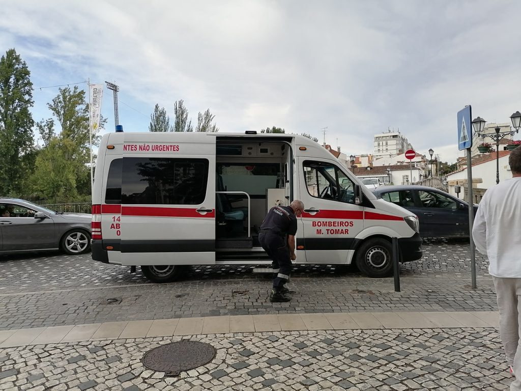 Uma ambulância e um bombeiro para rebaixar pilaretes IMG 20210803 182147