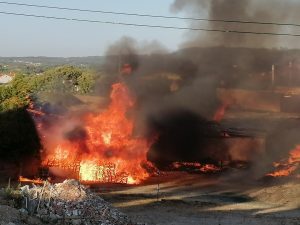 Incêndio de grandes dimensões destrói fábrica de paletes IMG 20210816 192311
