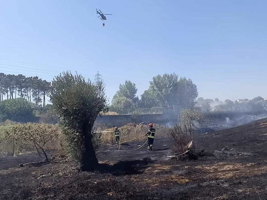 Incêndio nos Casais apagado em menos de uma hora incendio bombeiros 2440 5869769052019542271 n