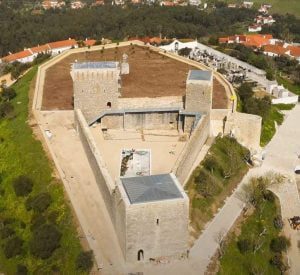 Restauro do castelo de Ourém alvo de críticas ourem E75eQVzXoAEV29P