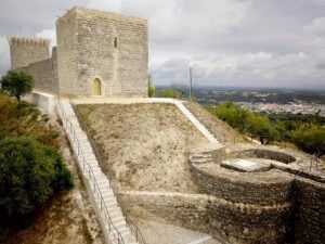 Restauro do castelo de Ourém alvo de críticas ourem E75eQjzXoAUNip6
