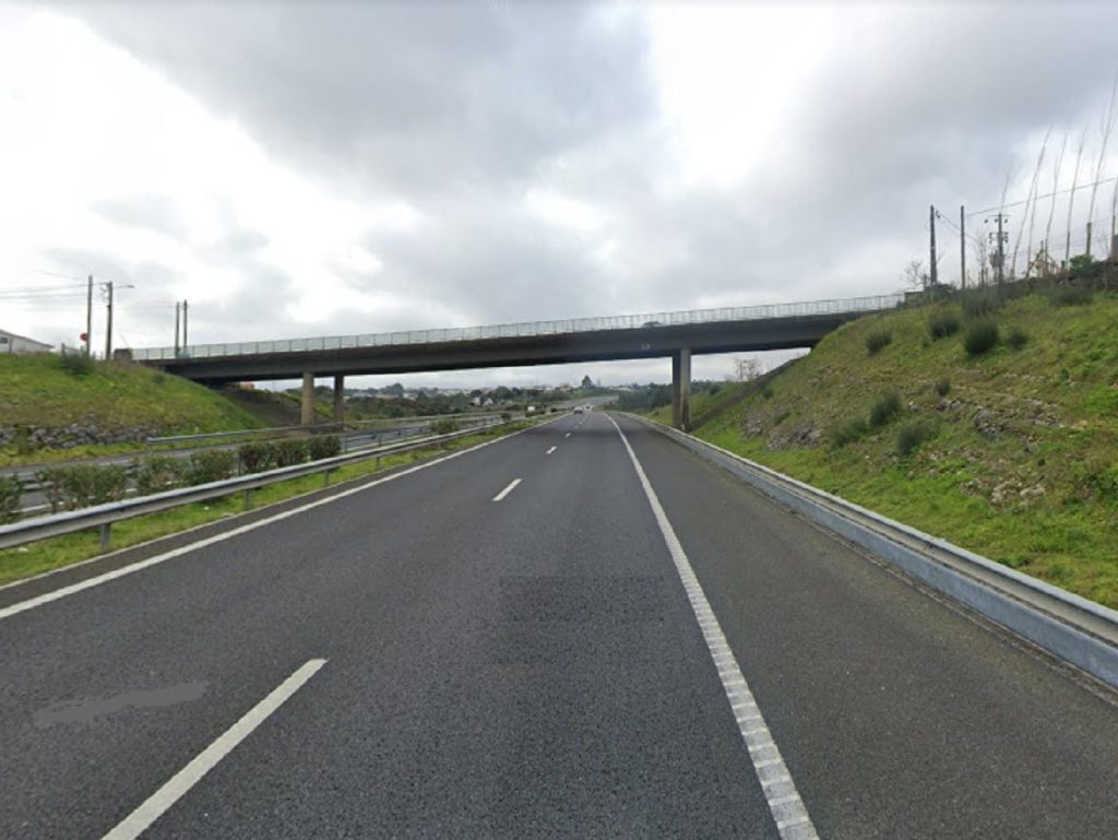 Crianças atiram pedras para carros na A1 viaduto